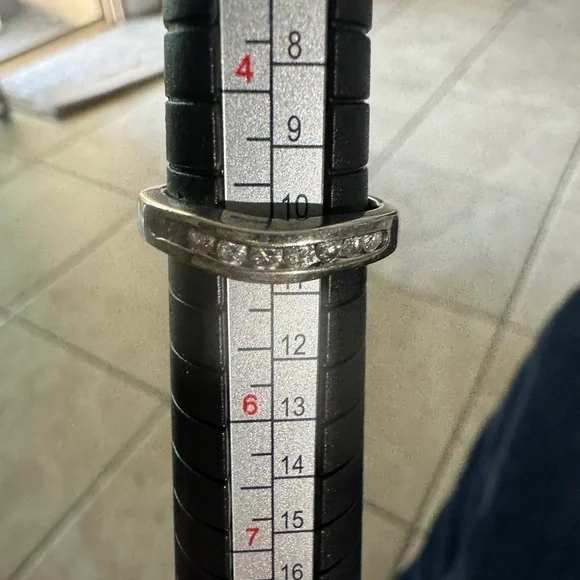 💥PRICE DROP💥👰‍♀️ Womens 14 kt white gold wedding band. 9 diamonds. FIRM! - Picture 2 of 5